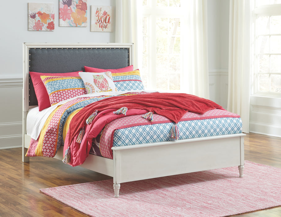 Faelene Signature Design by Ashley Bed