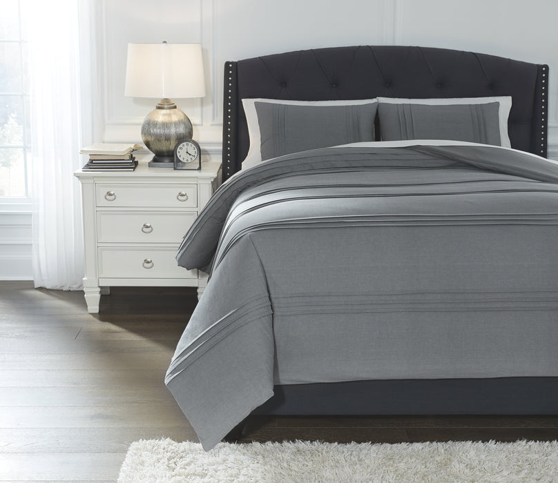 Mattias Signature Design by Ashley Comforter Set King