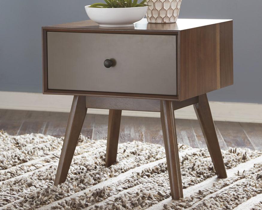 Lynnifer Signature Design by Ashley End Table